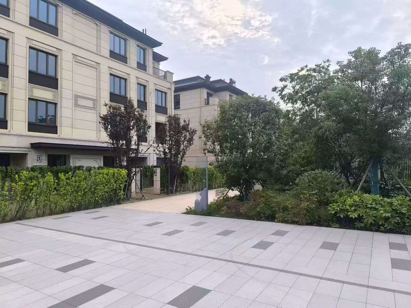 宁夏 芝麻白与芝麻白搭配铺装，尺寸1200*600